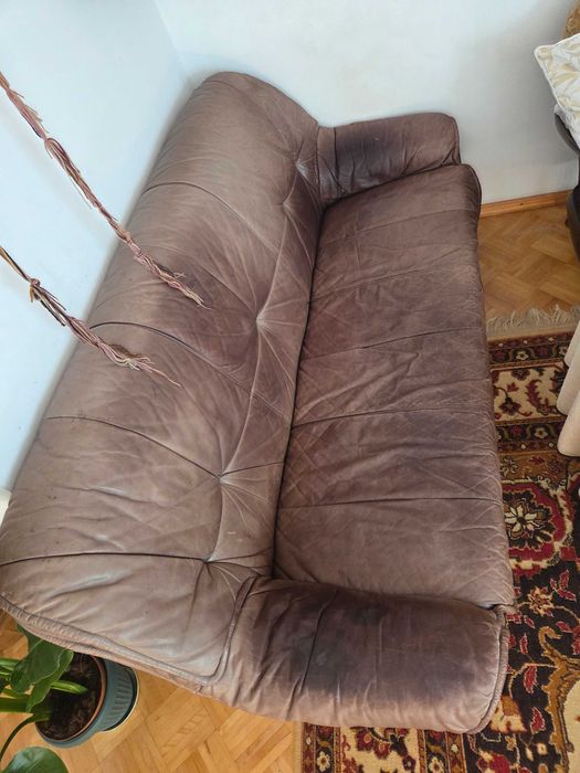 Brazowa Sofa skórzana, nierozkłada. Za darmo.