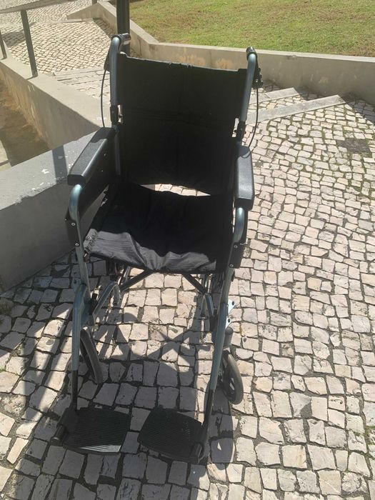 Cadeira de Rodas de Trânsito – Estrutura Impecável (P/ Restauro)