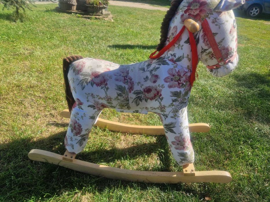 Konik na biegunach Nefere Pink Flora, wydaje dźwięki