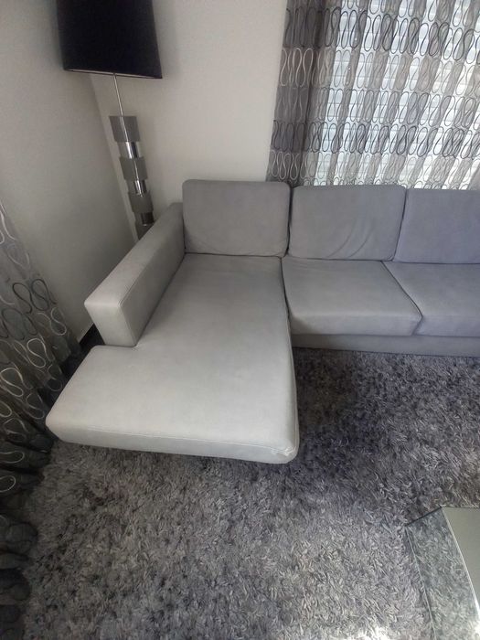 Sofá chaise long cinza claro