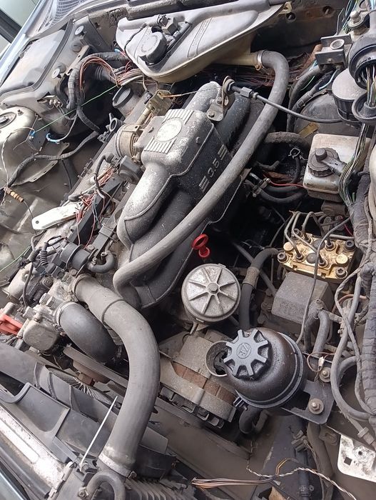BMW 5 E34 maska pokrywa silnika przód zderzak 535i m30b35 manual