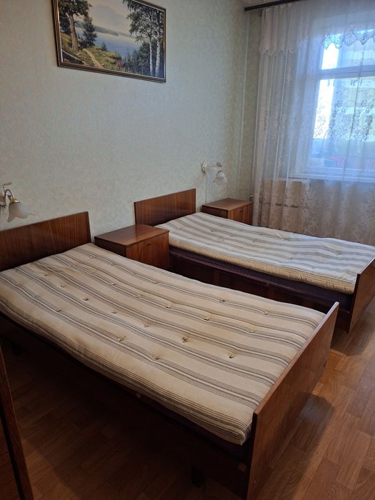 Спальня, кровать, тумбочка, трюмо, зеркало