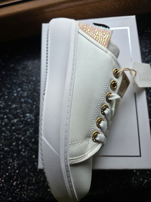 Buty sportowe z cyrkoniamii