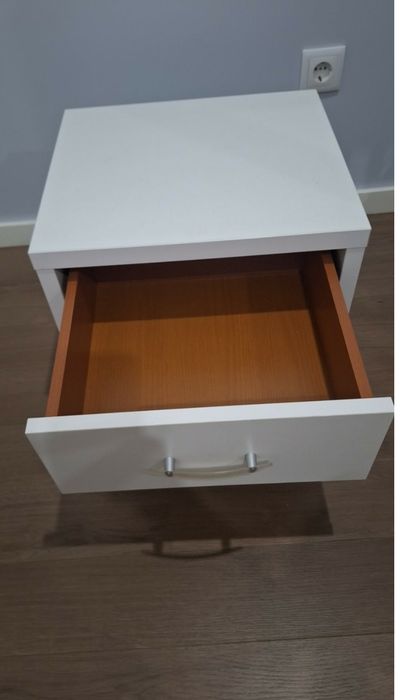 Cama de solteiro + mesa de cabeceira