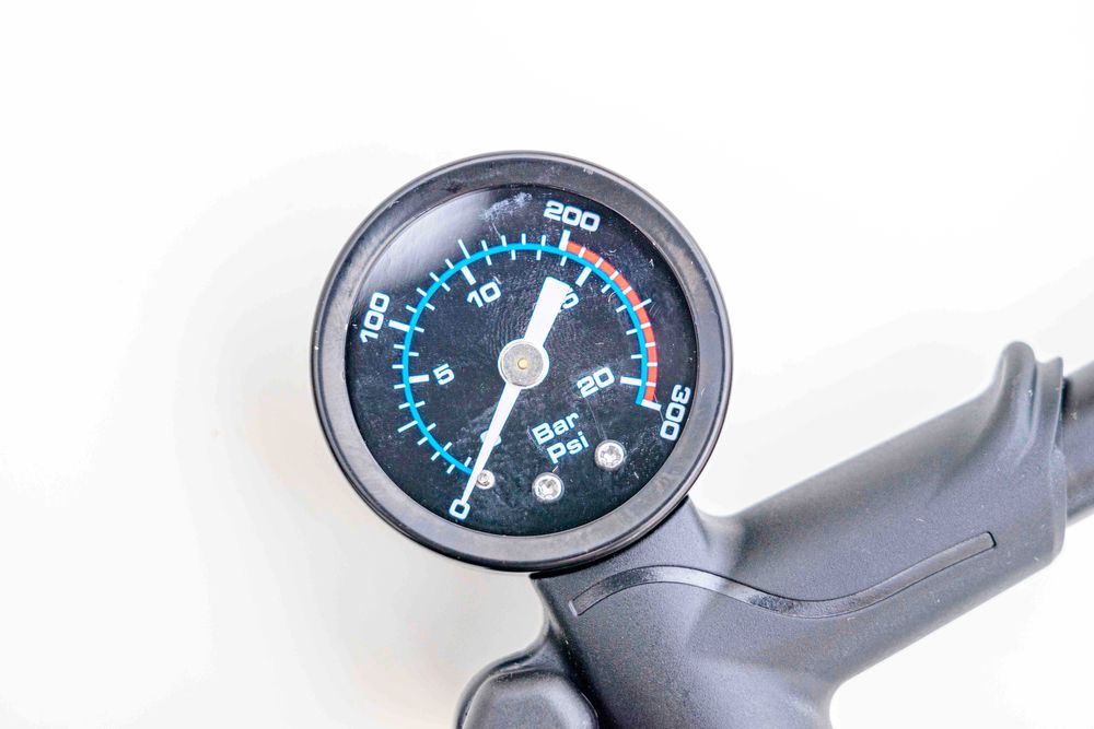 Bomba de alta pressão para enchimento de amortecedores de bicicleta