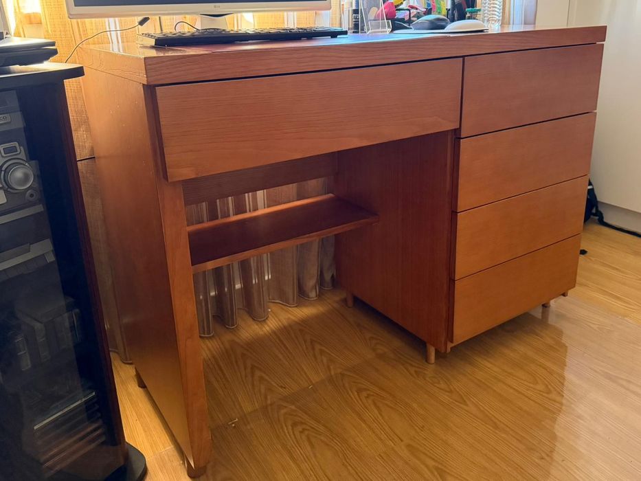 Secretária em madeira maciça