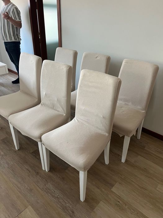 Vendo 6 cadeiras com capas beges e brancas