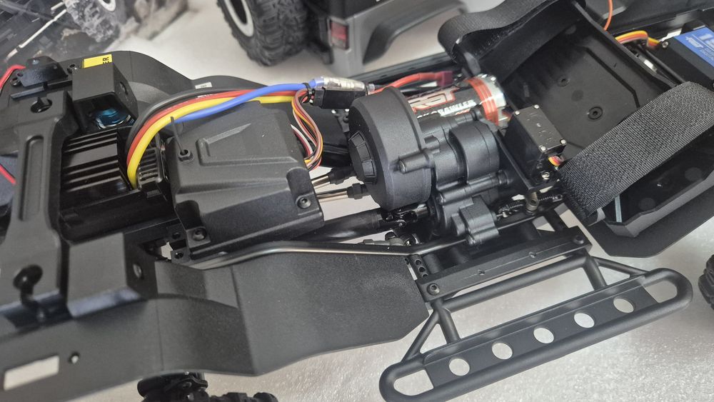 Carro telecomandado RC Jipe Rubicon Rock Crawler RGT 86100 V3 1:10 4x4 2 velocidades