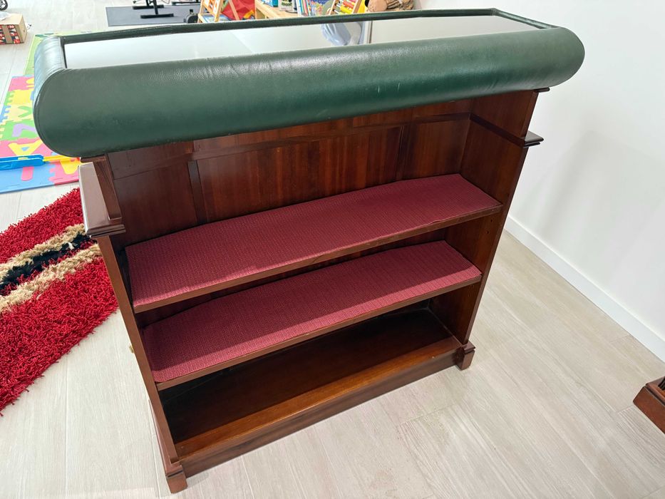 Bar de Canto clássico em madeira com espelho e bancos