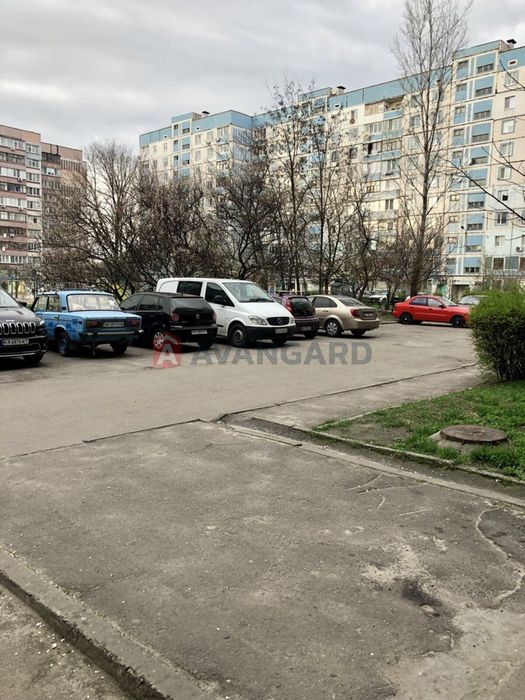 Продам 3 кімнатну з холом на Лівому березі