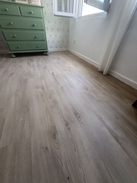 Chão flutuante Essenz Commerce Natural de alta resistência (AC5)