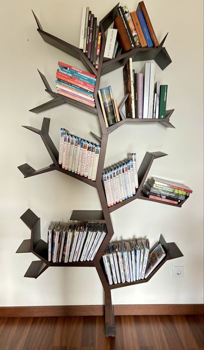 Estante madeira macica em forma de arvore