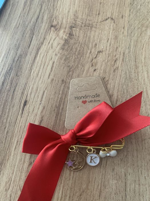 Czerwona kokarda z literka do wózka!