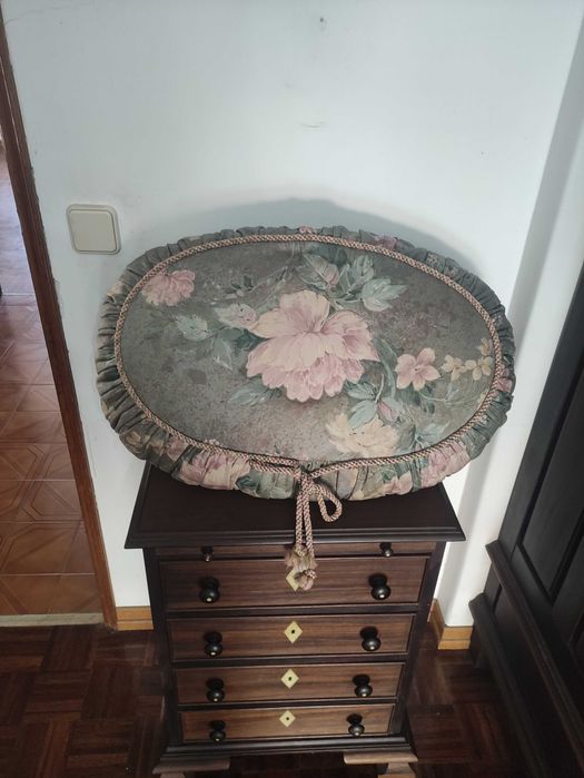 Cortinados com flores e cortinados brancos sanefa, camilha, almofada e rolo