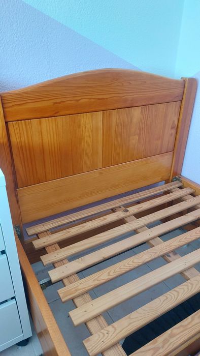 Cama de madeira com gavetões e mesa de cabeceira