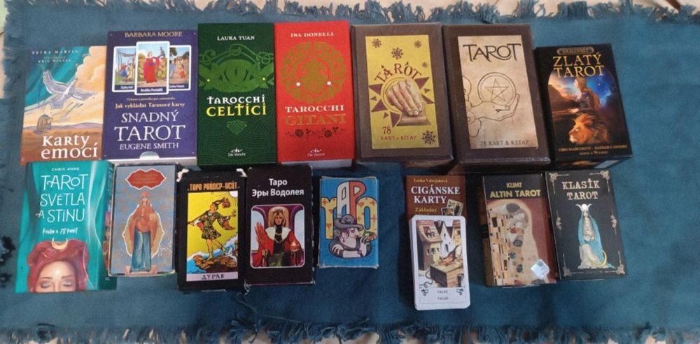 Различные колоды карт Таро.