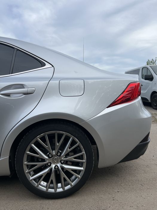 Lexus is 200t 2017