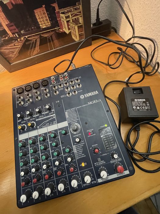 Mesa de Mistura Yamaha MG82CX com efeitos