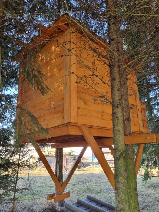 Drewniany domek na drzewie