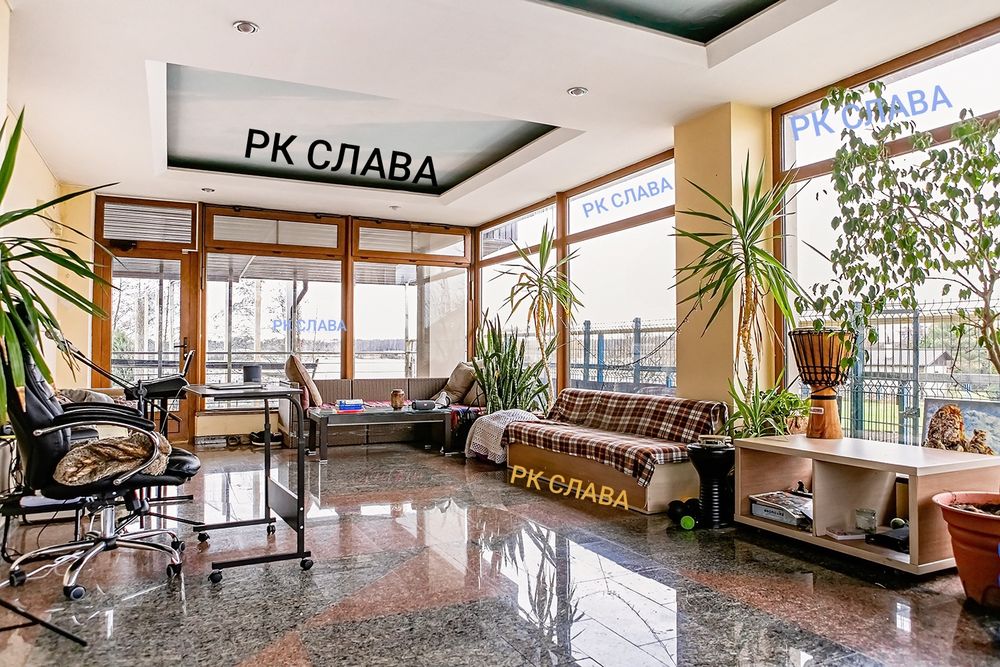 Продам котедж в Безлюдівці з виходом на  озеро і спортивним полем