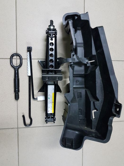 Audi A6 C7 А7 C8 A8 А4 B8 B9 Вкладыш Домкрат Ключ Буксировочный крюк