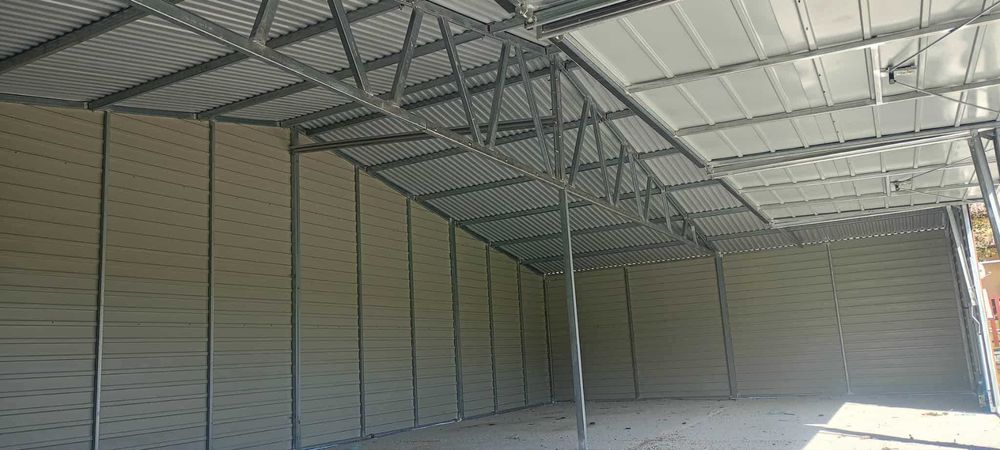 Garaż blaszany 12×5 PREMIUM – drewnopodobny, dwuspadowy, 3 bramy