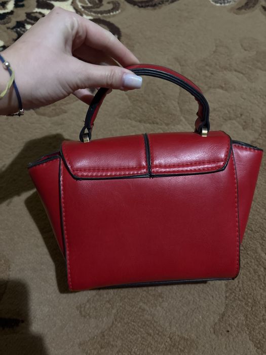 Маленьа червона сумка