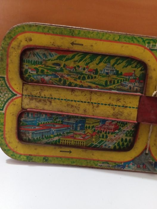 Pista em chapa antiga com carros de corda