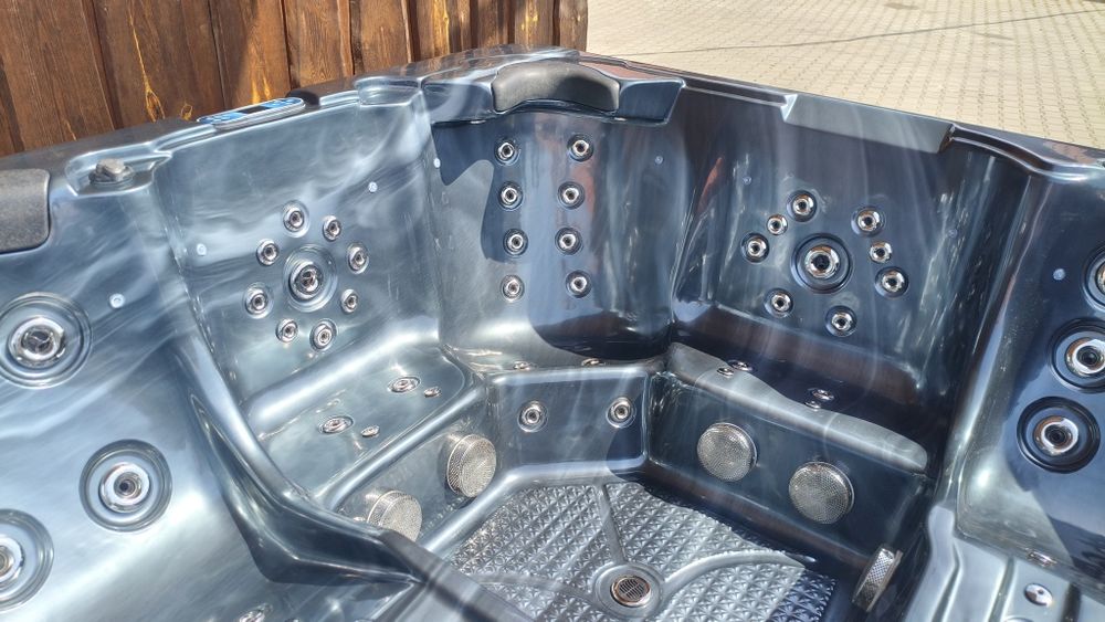 Ekskluzywne Jacuzzi 5 osobowe, 94 dysze, WIFI, Balboa, ostatnia sztuka biała.