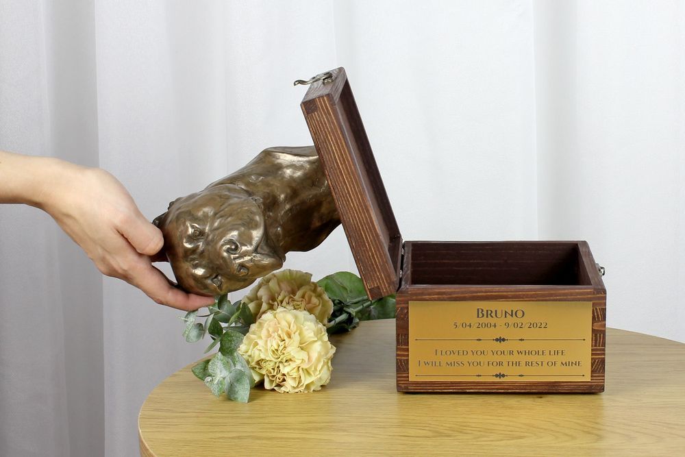 Chihuahua długowłosy urna na skrzynce brązowa Art-Dog