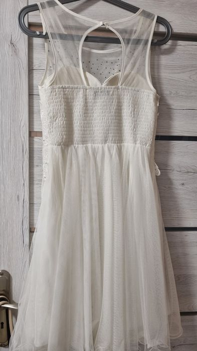 Piękna sukienka do kolan z srebrnymi zdobieniami S