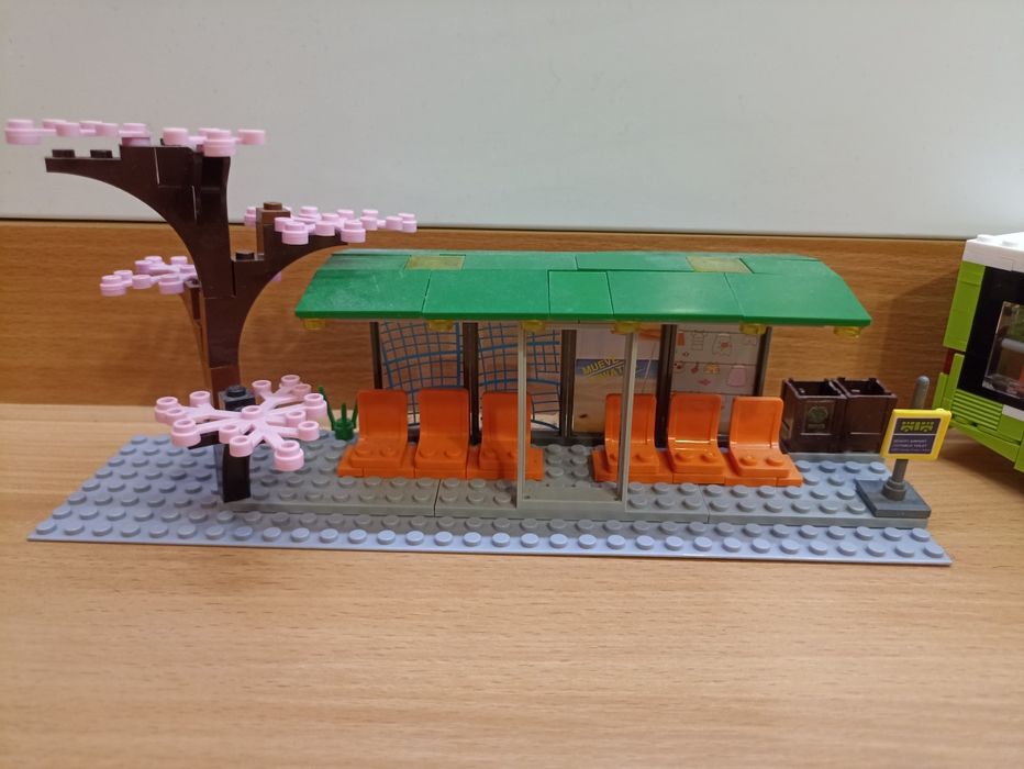 Лего автобус+ зупинка