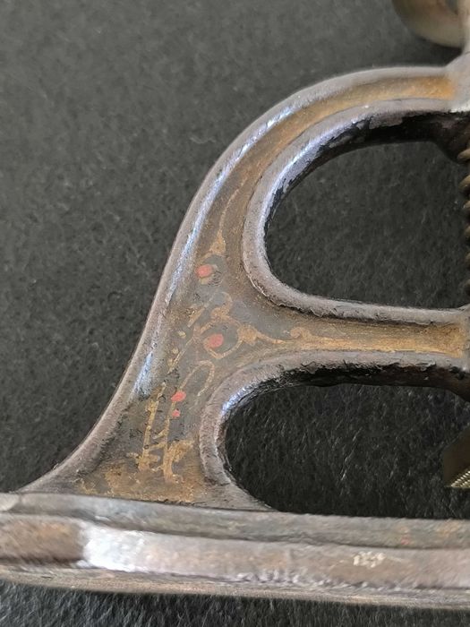 Antigo selo branco, (séc. XIX/XX) em metal, com pega em metal circular