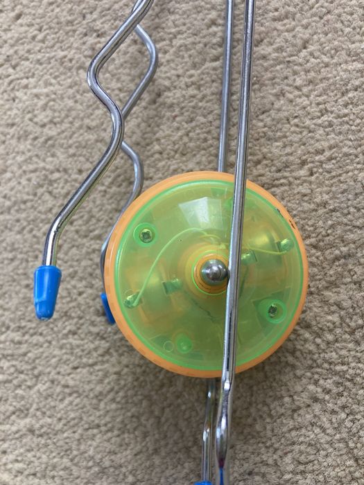 Zabawka z PRLu, dysk na prowadnicach.