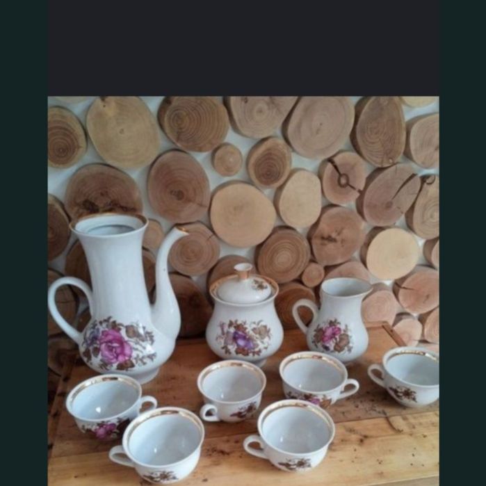 Кавова чашка з блюдцем
Вінтажна, з малюнком. На чашці є тріщина (видно