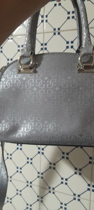 Mala oval cinzenta guess