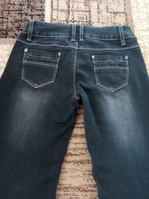 Джинсы женские с белой строчкой