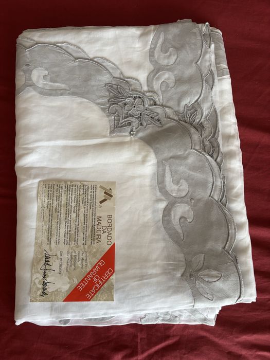Colcha de organdy e bordado da Madeira