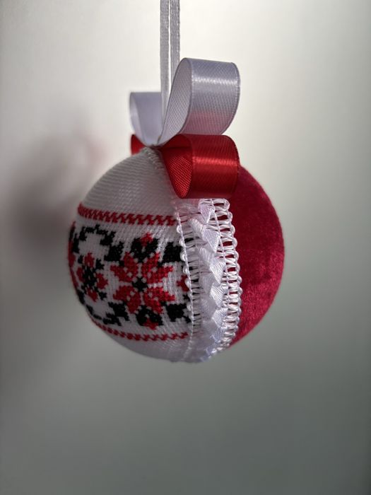 Вишиті новорічні іграшки / кулі з пінопласту