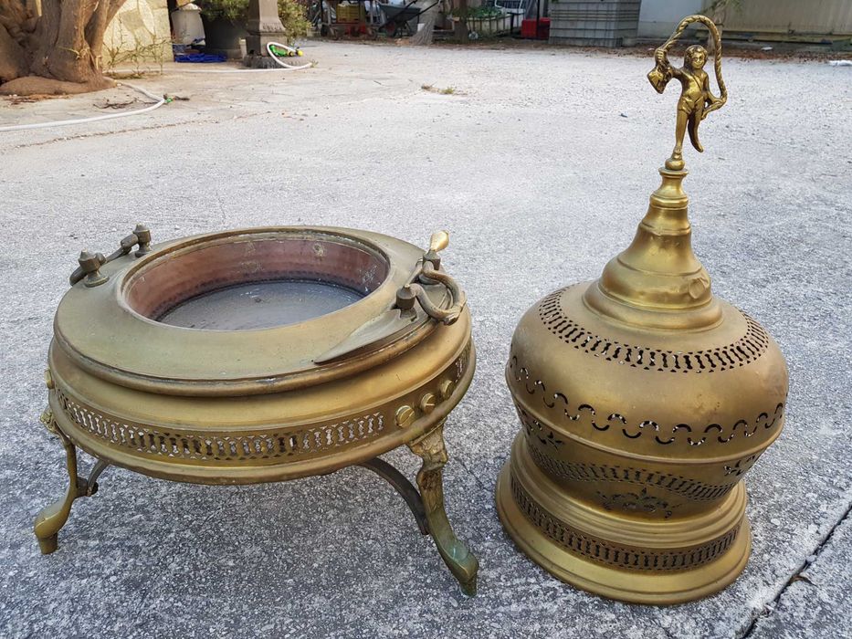 Koksownik mosiężny z pogrzebaczem.