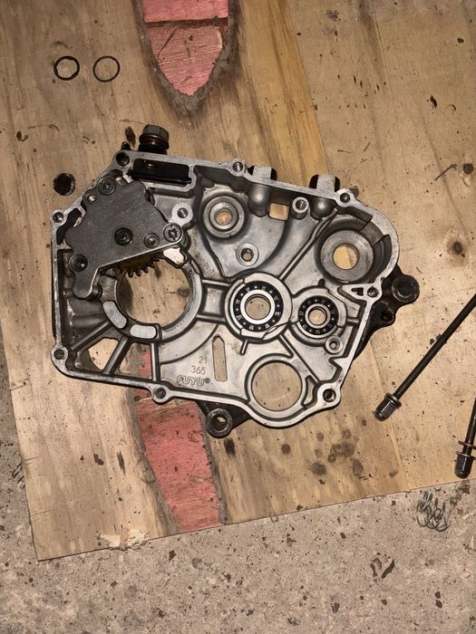 правий картер двигуна musstang fit 1 2022