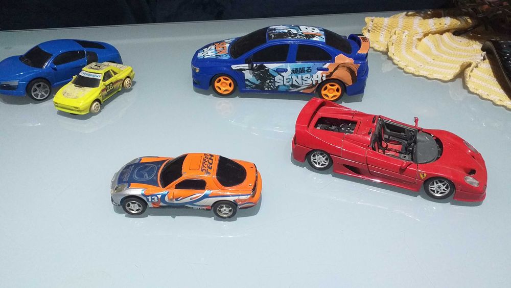 Lote de 54 carrinhos e 1 comboio em ferro