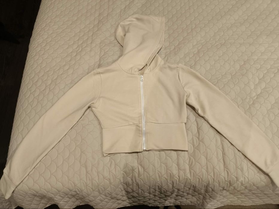 Dopasowana bluza o skróconym kroju