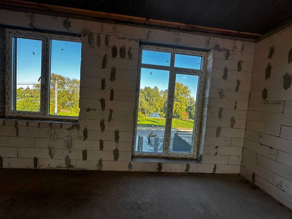 Будинок біля озера з пляжем