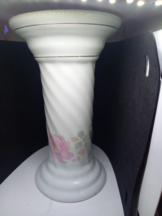 Porcelanowa kolumna, postument, wazon lub świecznik
