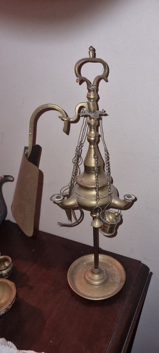Lamparina de metal amarelo