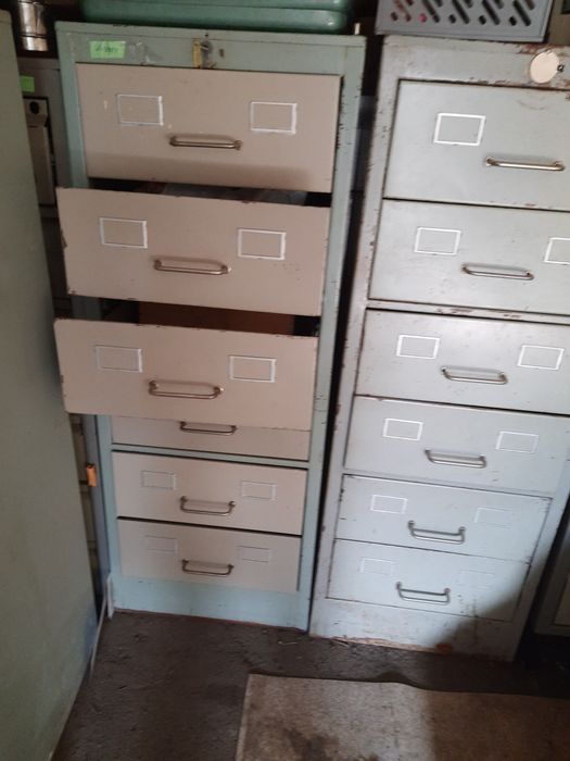 Продам шкаф железный для хранения