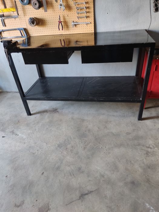 Bancada de trabalho com gavetas