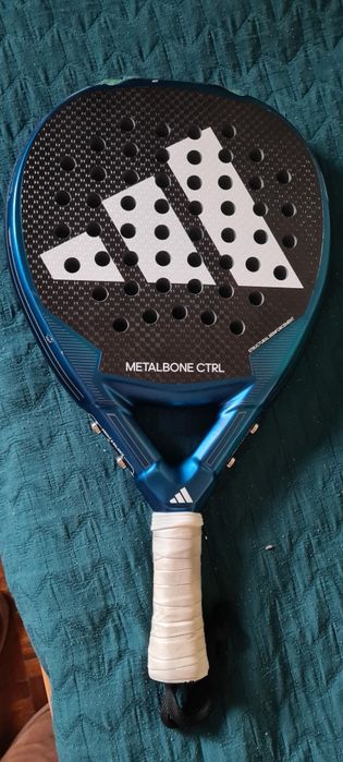 Adidas Metalbone Crtl 
Raquete com bom
