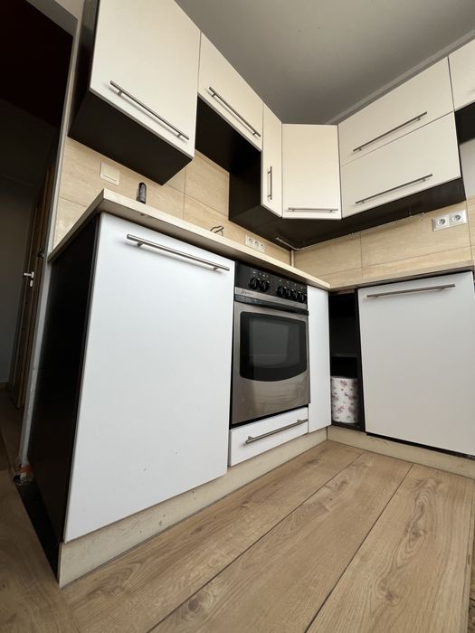 Meble kuchenne (wraz z AGD widoczne na zdjeciu)